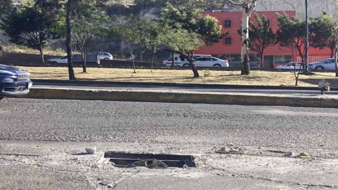 ¡Cuidado! Coladera abierta en el libramiento de Morelia