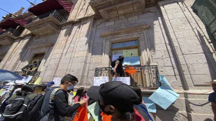 “Mientras no haya soluciones, nosotros seguiremos manifestándonos”: Trabajadores del SUTTEBAM