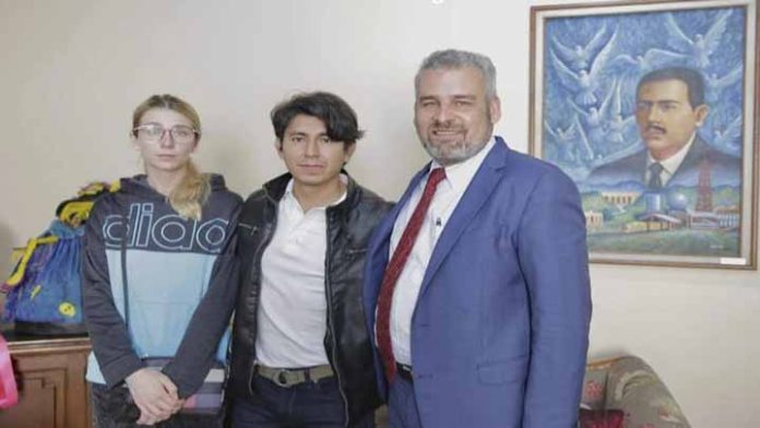 Llegó michoacano que se encontraba en Ucrania, Alfredo Ramírez Bedolla lo recibe con gusto