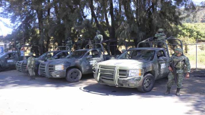 Autoridades estatales y federales ingresan a San Juan Nuevo; hay 32 detenidos