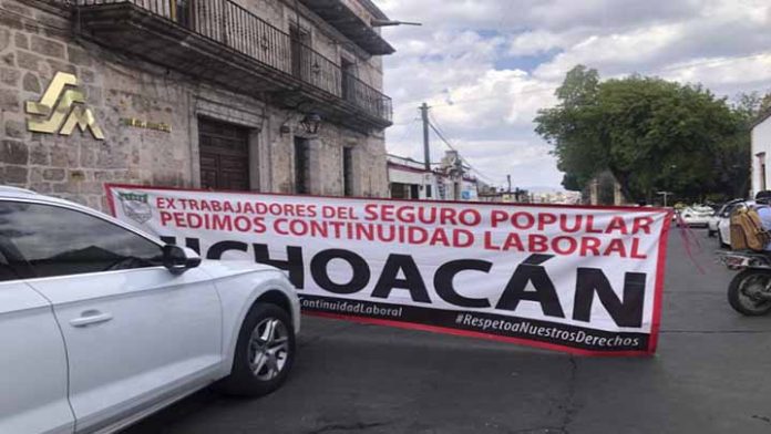 Extrabajadores del seguro popular exigen reinstalación inmediata así como bases de trabajo en Morelia