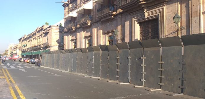Con un muro metálico intentan blindar el Palacio de Gobierno, previo a las movilizaciones que se tienen anunciadas por el día de la mujer
