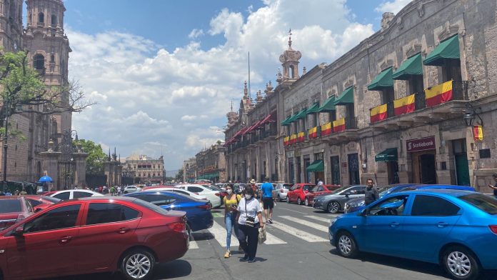 Conductores de Uber retienen a inspectora de COCOTRA; se manifiestan en Palacio de Gobierno