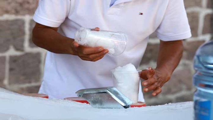 Evitar consumo de raspados hechos con hielo de barra expuestos a la superficie: SSM