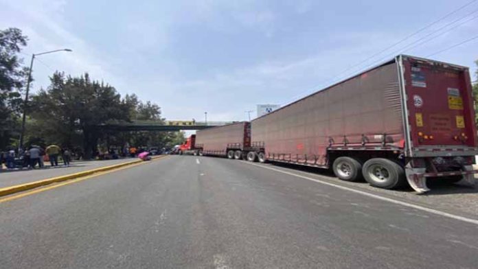 Normalistas egresados bloquearon salida Pátzcuaro, no les han pagado tres quincenas