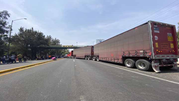 Normalistas egresados bloquearon salida Pátzcuaro, no les han pagado tres quincenas Normalistas egresados bloquearon salida Pátzcuaro, no les han pagado tres quincenas