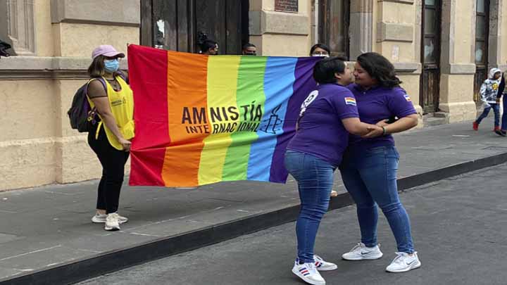 “Queremos los mismos derechos”: organización de mujeres lesbianas se manifiestan en el Congreso del Estado. “Queremos los mismos derechos”: organización de mujeres lesbianas se manifiestan en el Congreso del Estado.