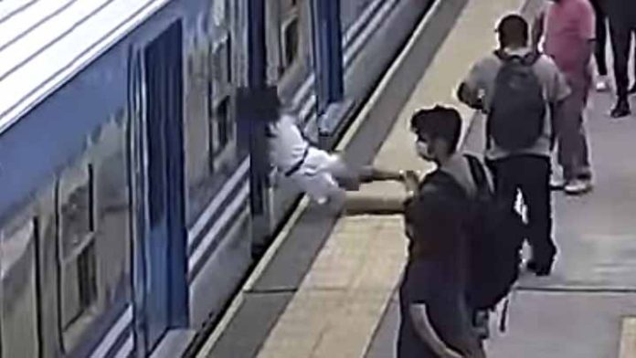 Mujer se desmaya y cae en las vías de un tren en movimiento