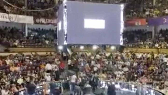 En pleno concierto de Carín León se roban computadora