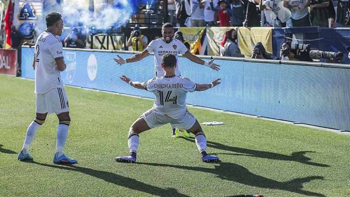 Chicharito le gana la partida a Vela en el clásico del tráfico