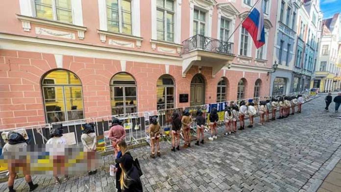 Mujeres se desnudan en protesta contra abusos en Ucrania