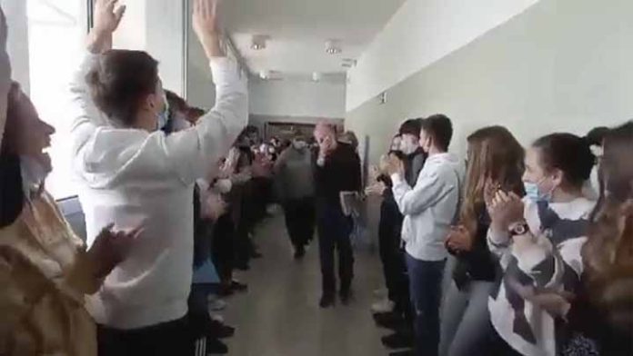 Maestro se jubila y llora ante ovación de sus alumnos