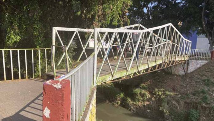 A punto de caerse puente peatonal en el Río Chiquito