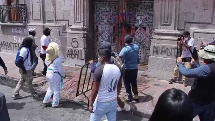 FGR busca a responsables de grafitear monumentos históricos en Morelia