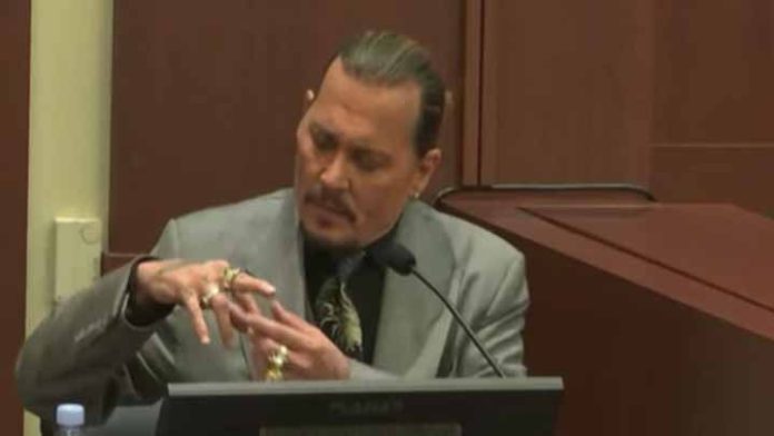 Johnny Deep habría terminado con Amber por defecar en la cama