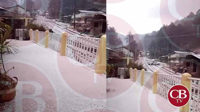 Granizada pinta de blanco calles de Angangueo