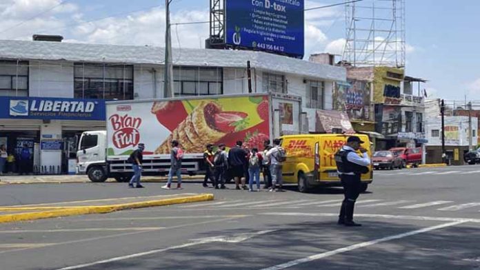 Más de 15 camiones retenidos deja marcha de normalistas; uno tenía biológicos infecciosos