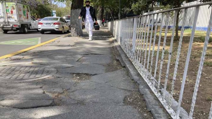 Las banquetas en Ventura Puente no son una opción segura para peatones