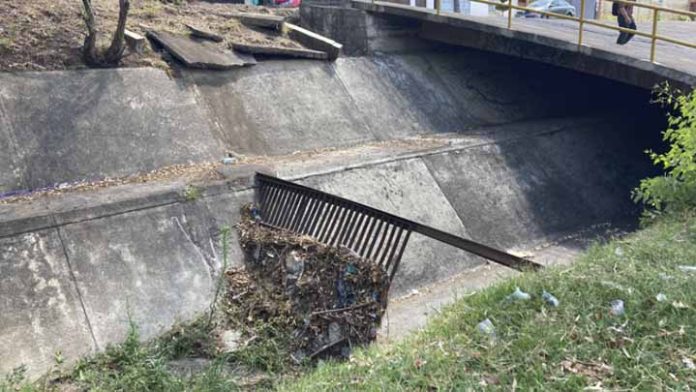 Canal Fray Antonio de San Miguel Iglesias tapado de basura