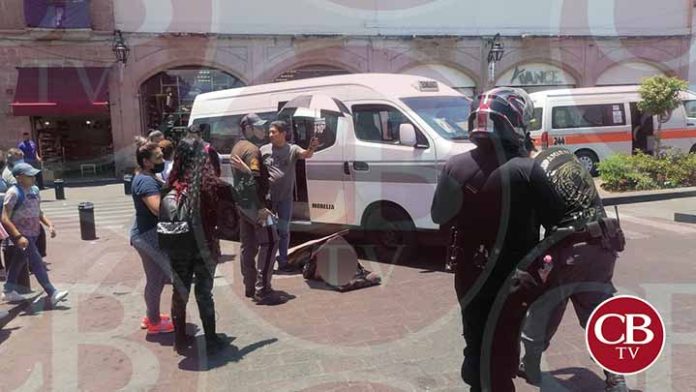 Combi gris atropella a una mujer en el centro de Morelia