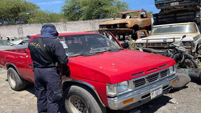 Asegura FGE 27 autos “chuecos”, armas y cartuchos en un corralón de Cuitzeo