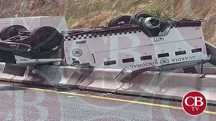 Vuelca camión de la GN en la pista de occidente