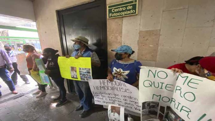 Enfermos suplican a delegada del IMSS trato digno; los recibe con la UROP