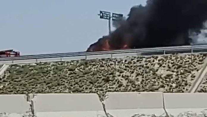 Sujetos armados incendian camiones en puente fronterizo con Texas