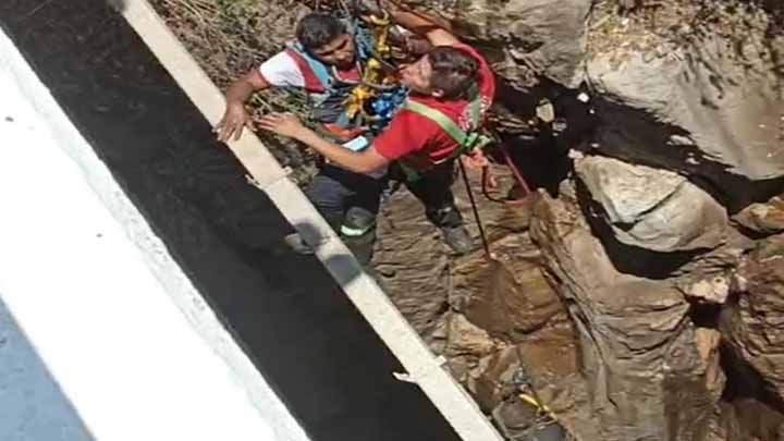 Se cae de un puente más de 100 metros de profundidad en Zitácuaro Se cae de un puente más de 100 metros de profundidad en Zitácuaro