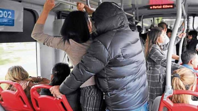 No más arrimones o acoso a mujeres en el transporte público