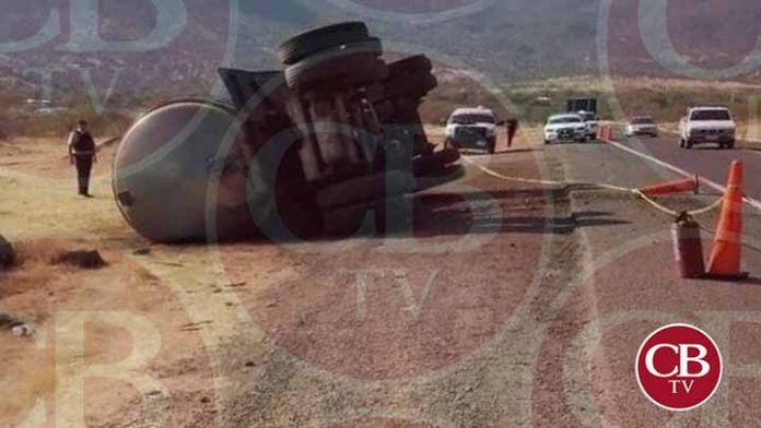 Vuelca pipa de combustible y cierran al siglo XXI