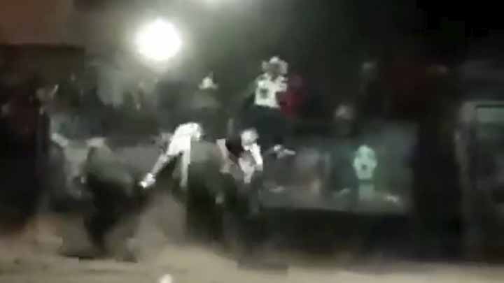 Video: Jinete de jaripeo es embestido por un toro Video: Jinete de jaripeo es embestido por un toro