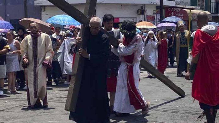 Padre la hace de Jesucristo; el representante no pudo continuar, la cruz pesaba más de 90 kilos