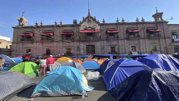 Plantón de normalistas es una doble pandemia; empresarios aseguran perdidas millonarias