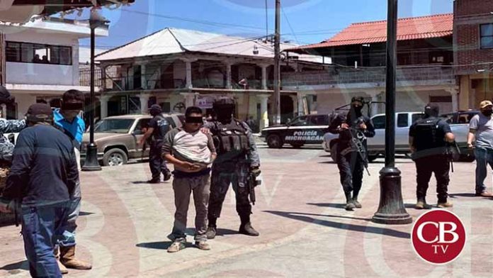 Se roban una camioneta y habitantes los interceptan