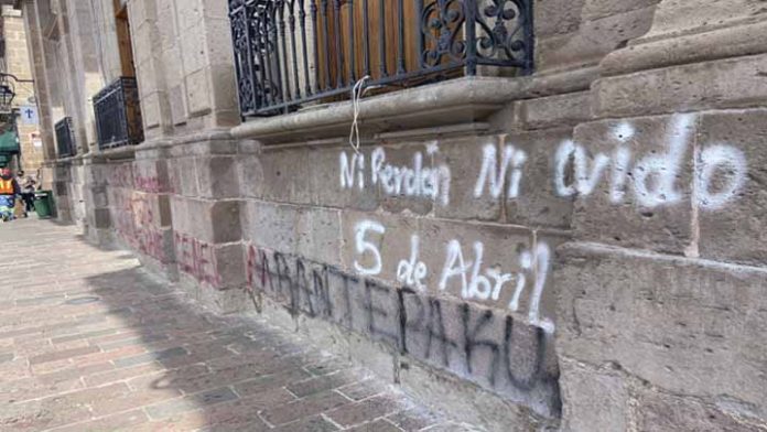 Tras inversión 1.5 mdp en fachada de Palacio de Gobierno, hay pintas nuevamente