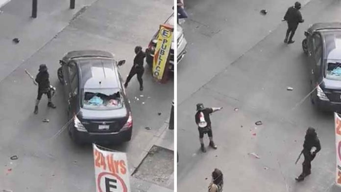 Mujer se niega a darle dinero a encapuchados y la atacan