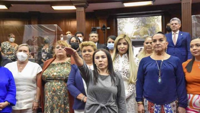 Tras asesinato de alcalde, nombran a María de Jesús Montes presidenta de Aguililla