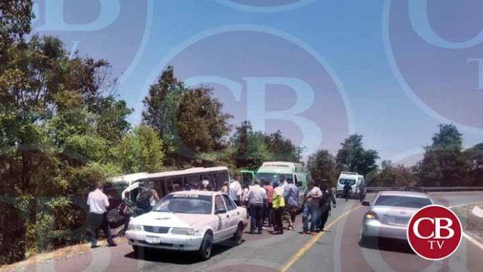 Tres lesionados leves deja percance de autobús en Paracho
