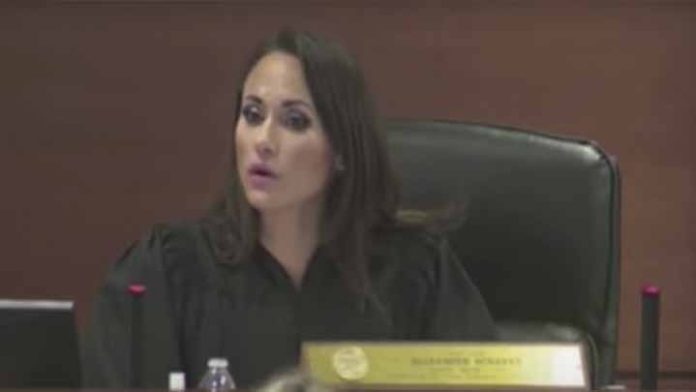 Mujer pide no ser jurado en un juicio porque tiene que atender a su “sugar”