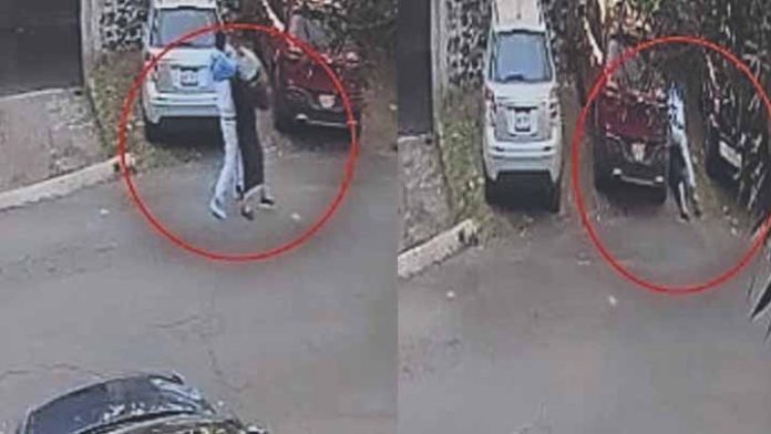 Hombre asfixia a una abuelita en plena calle