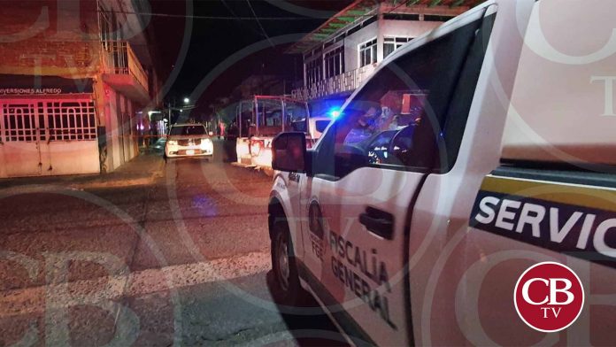 De varios impactos de arma de fuego