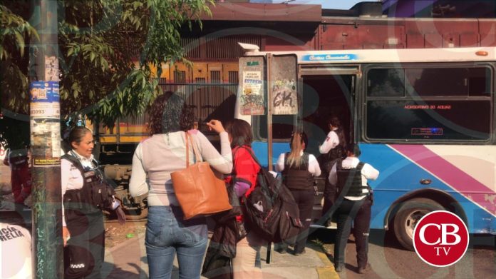 Tren se lleva microbús en Tres Puentes, al poniente de Morelia