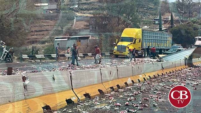 Vuelca tráiler cargado con “latas de chelas” en Tarímbaro