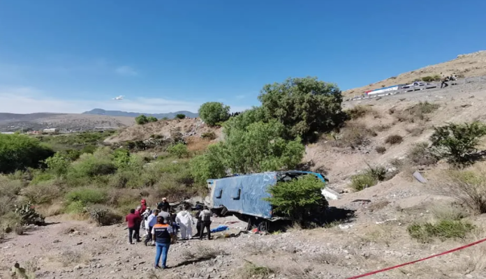 Camión que transportaba migrantes cae a barranco