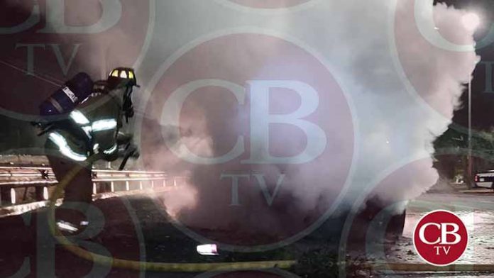 Bomberos apagan auto en llamas en la salida Mil Cumbres