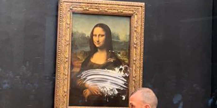 Hombre lanza pastel a “la Gioconda” del Louvre
