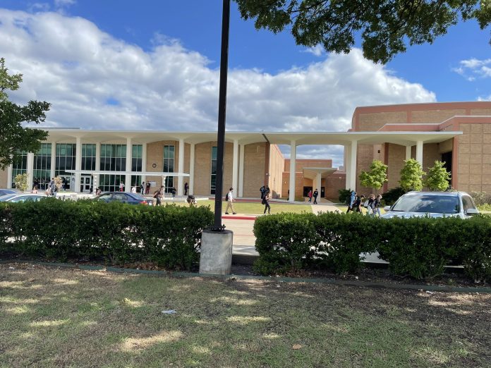 Detienen a estudiante por llevar dos rifles al instituto