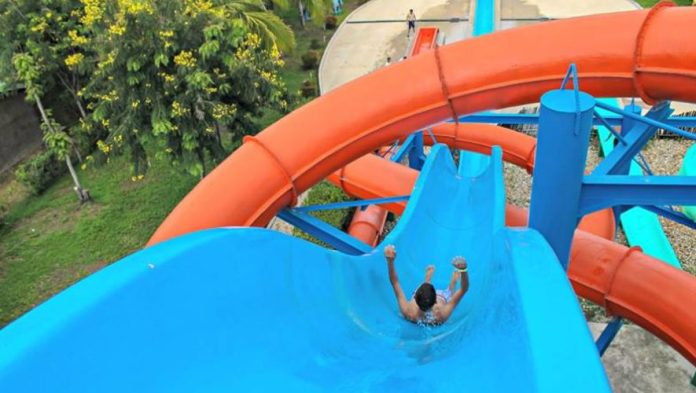 Tobogán colapsa y niños caen al vacío