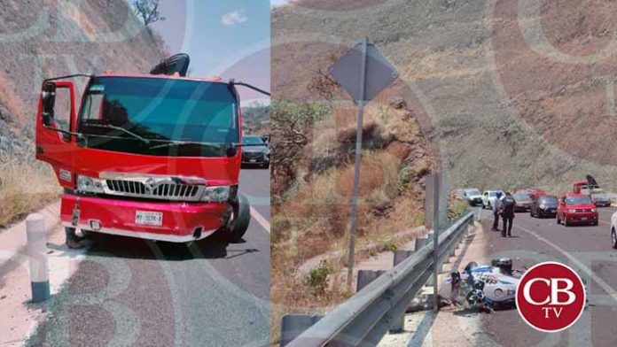 Se embarra moto BMW con un camión en el Ramal Camelinas